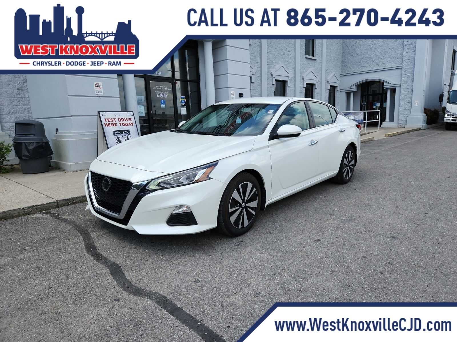 2022 Nissan Altima 2.5 SV in Pearl White Tricoat — front three-quarter view