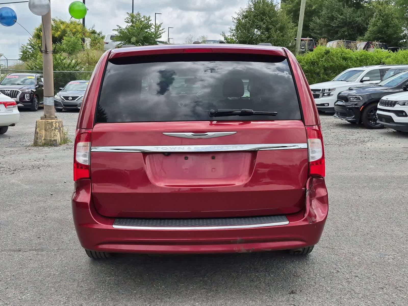 2013 Chrysler Town & Country — detail view